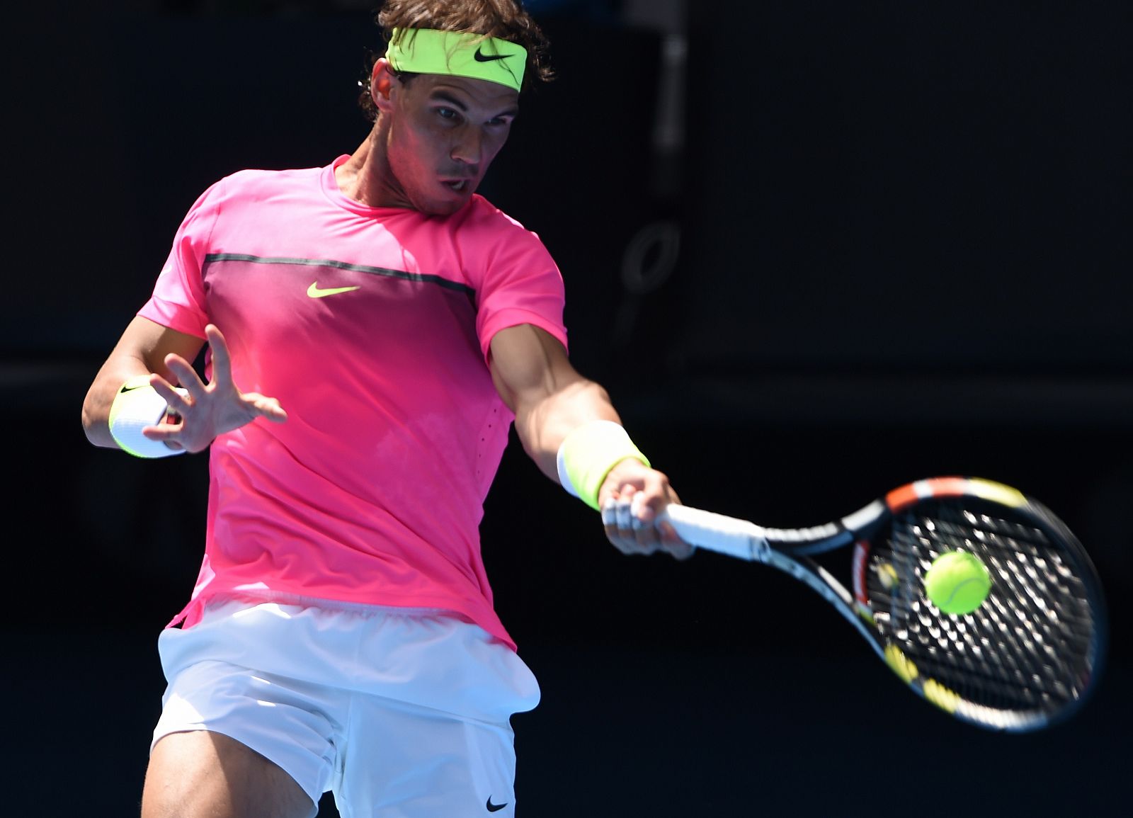 El tenista español Rafael Nadal realiza su saque durante su primer partido del Abierto de Australia frente al ruso Mijaíl Yuzhny.