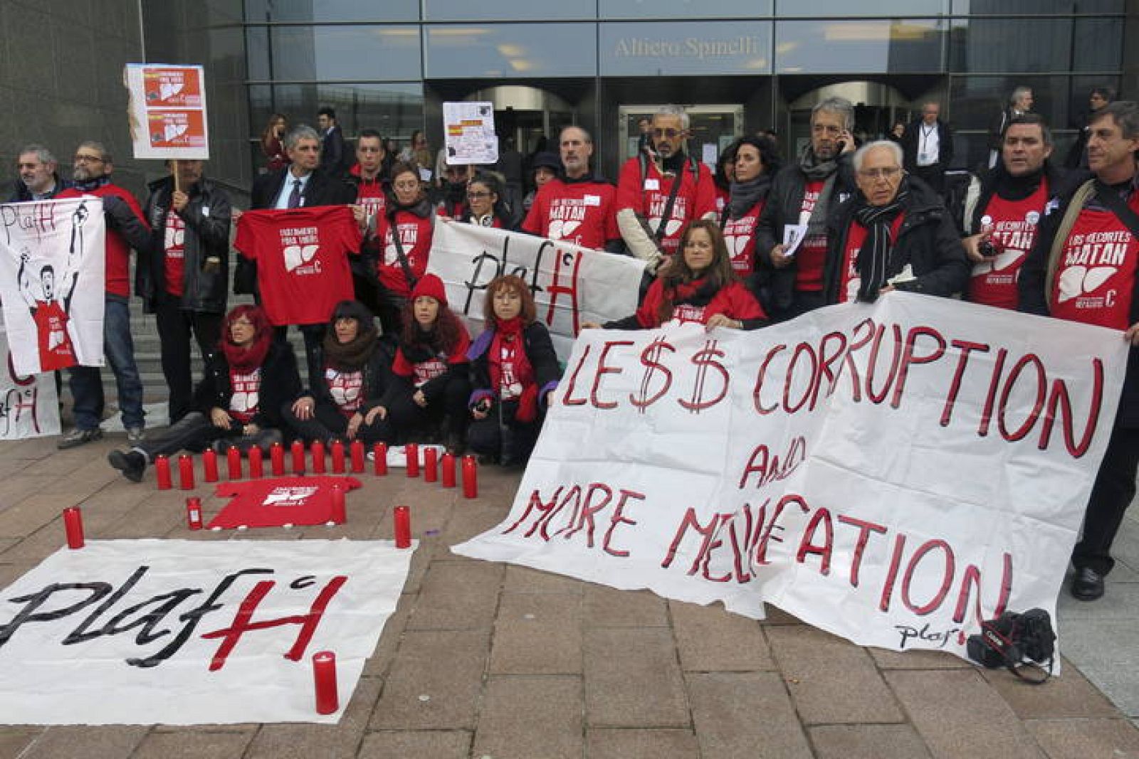 La plataforma de afectados por la hepatitis C se concentra ante el parlamento Europeo