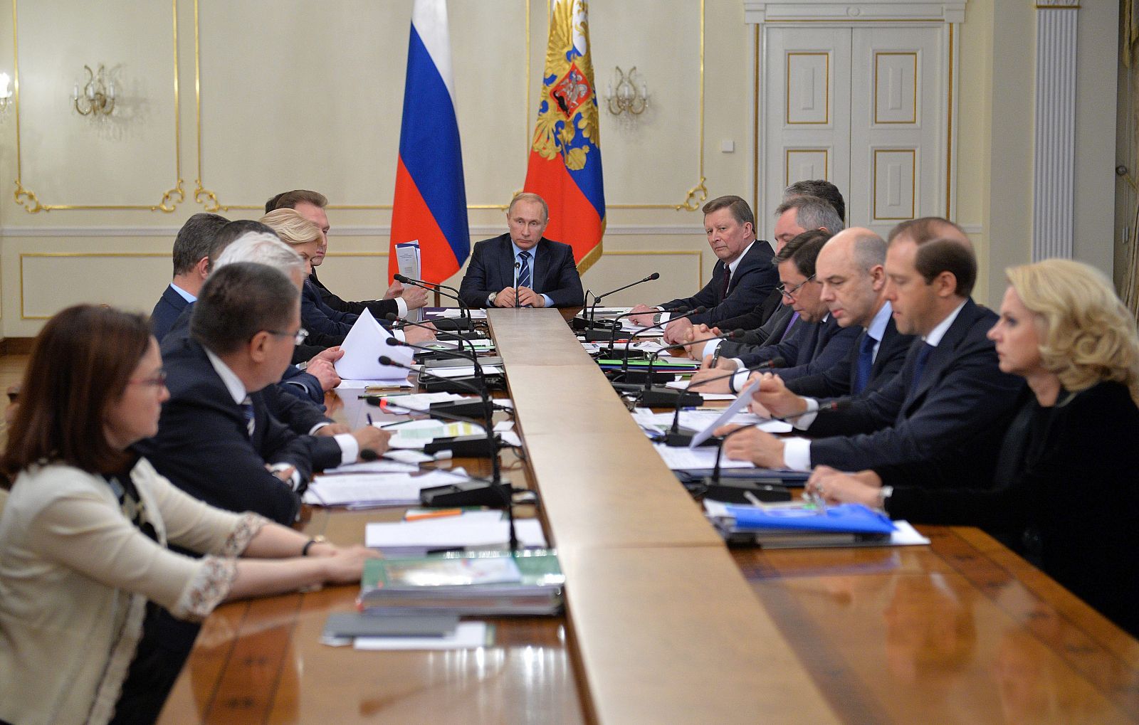 EL presidente ruso, Vladímir Putin, preside una reunión con los miembros del gabinete del gobierno ruso