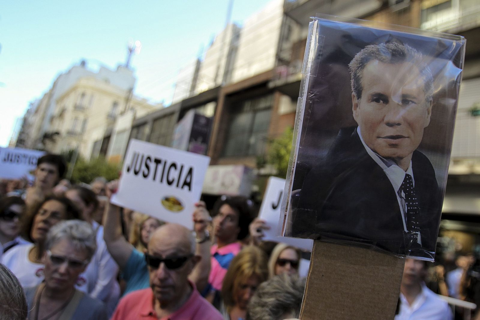 Un grupo de personas participa en una manifestación para exigir justicia tras la muerte del fiscal argentino Alberto Nisman en el exterior de la sede de la AMIA en Buenos Aires.