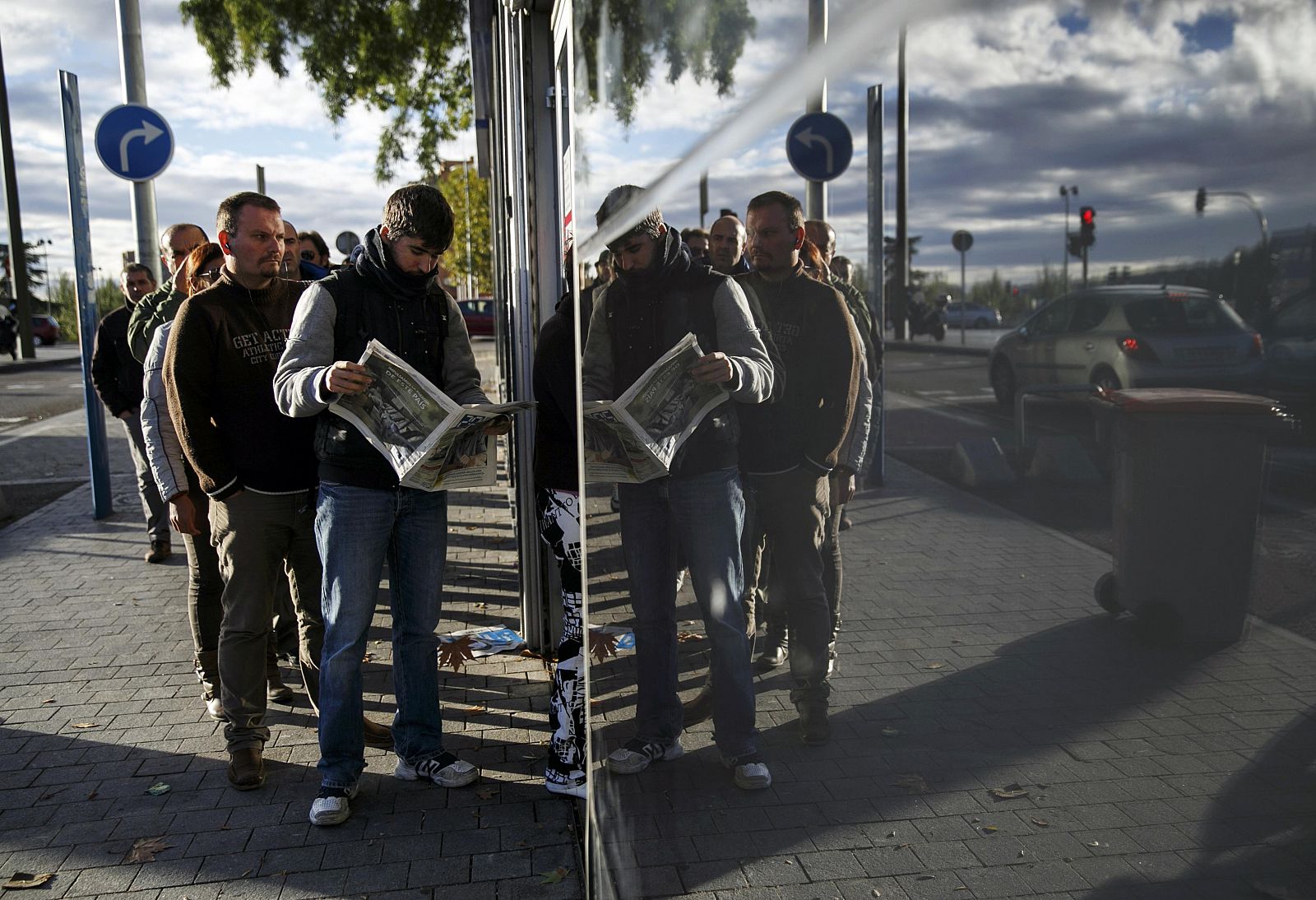 Una fila de parados ante una oficina de empleo en Madrid
