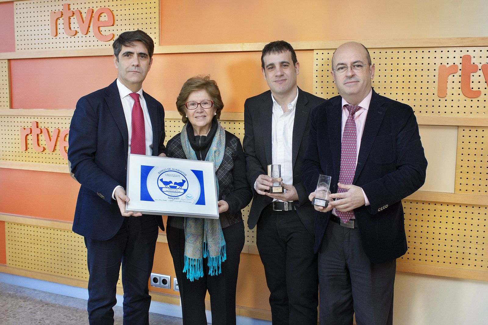 Carmen Polo, directora del Banco de Alimentos de Madrid con los premiados