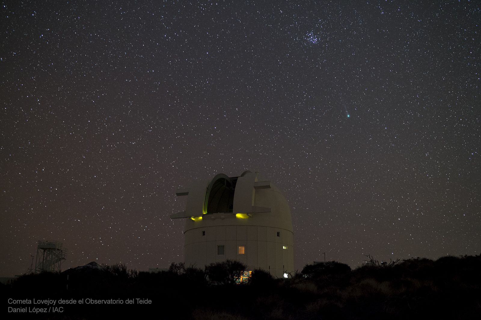 La Estación Óptica Terrestre de la ESA con Las Pléyades y el cometa Lovejoy c/2014 Q2 de fondo.