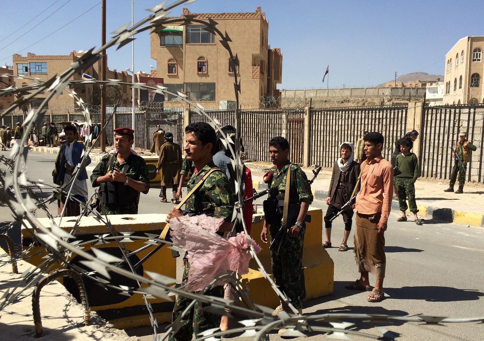 Milicianos chiíes huthis que vestían uniformes confiscados al ejército yemení se sitúan en una barrera alrededor de la casa del presidente en la capital Sanaa.