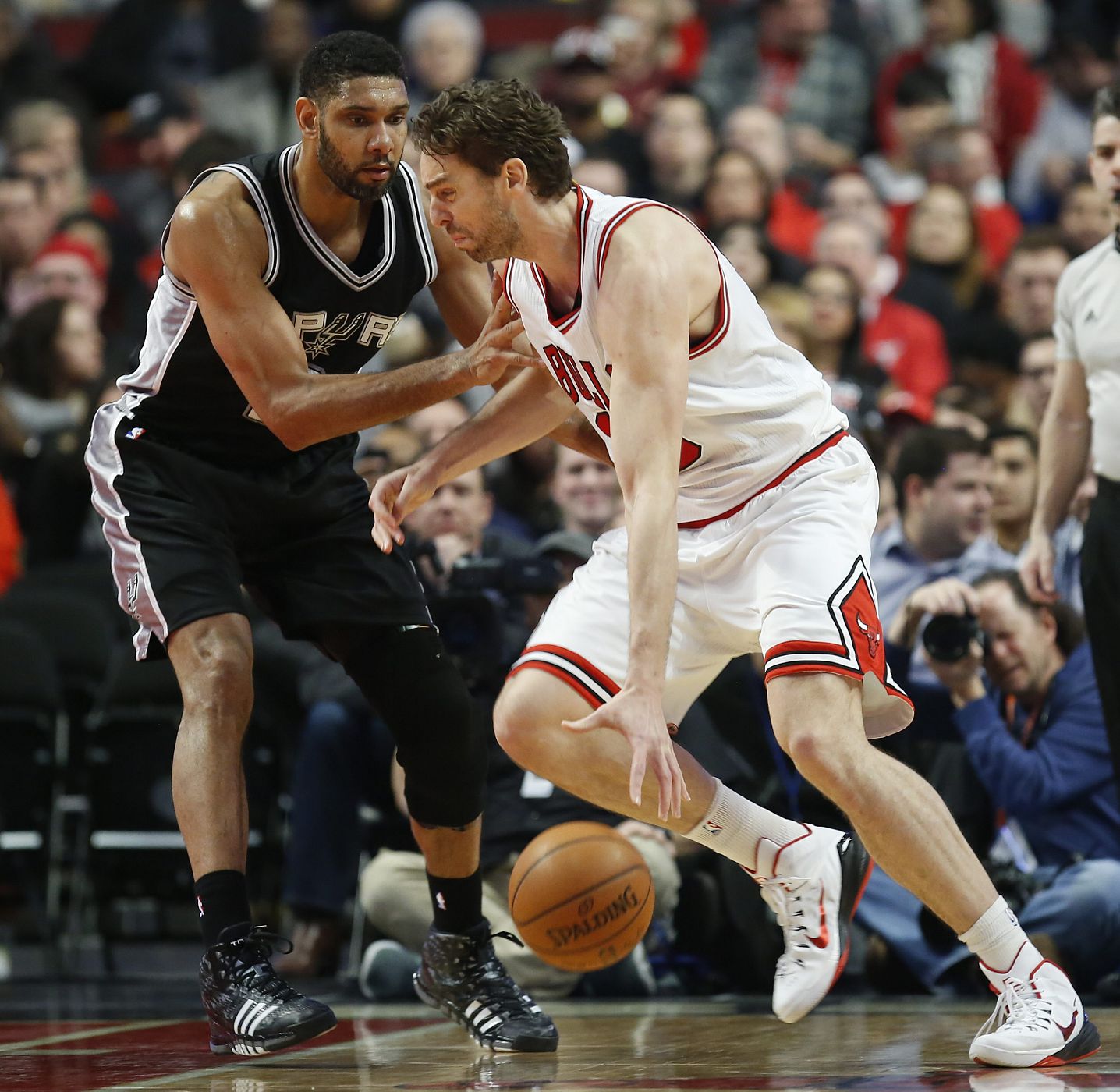 Pau Gasol de los Bulls disputa el balón con Tim Duncan, de los Spurs,