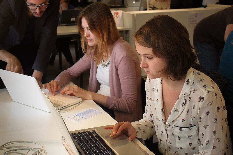 Dos participantes en el 'editatón' de Europeana Fashion el 23 de septiembre en Amberes.