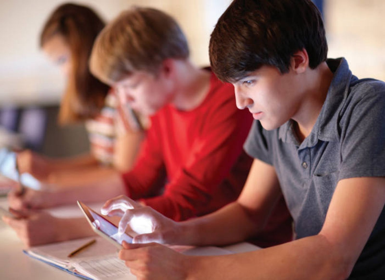  Alumnos con tabletas en clase.