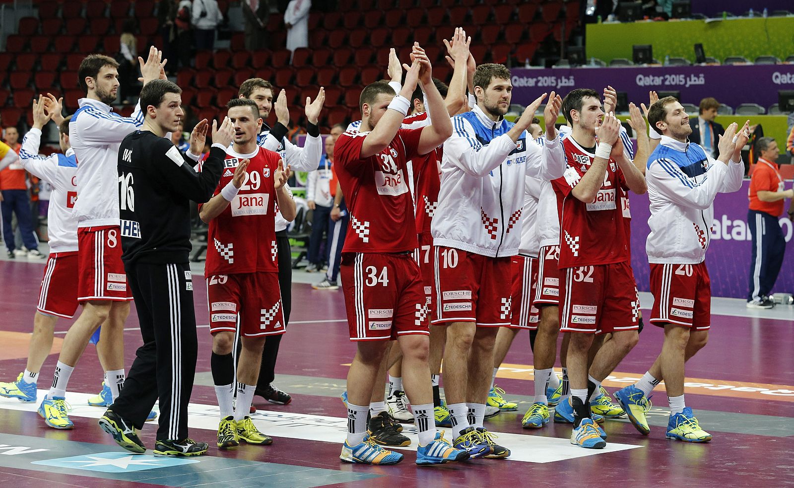 Los jugadores croatas celebran su victoria (28-21) en el partido Croacia-Bosnia