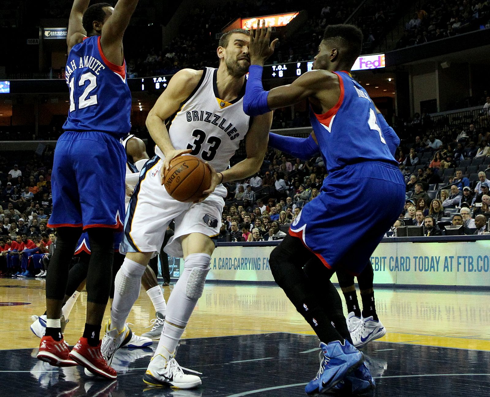 El español Marc Gasol (c) de los Memphis Grizzlies en acción ante los Sixers