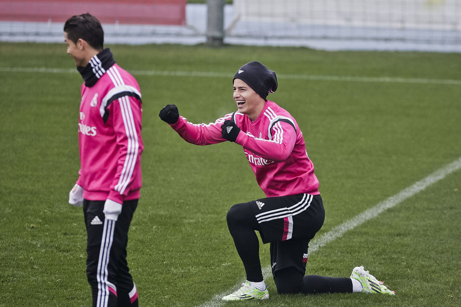 Los jugadores del Real Madrid, el portugués Cristiano Ronaldo (i), y James Rodríguez