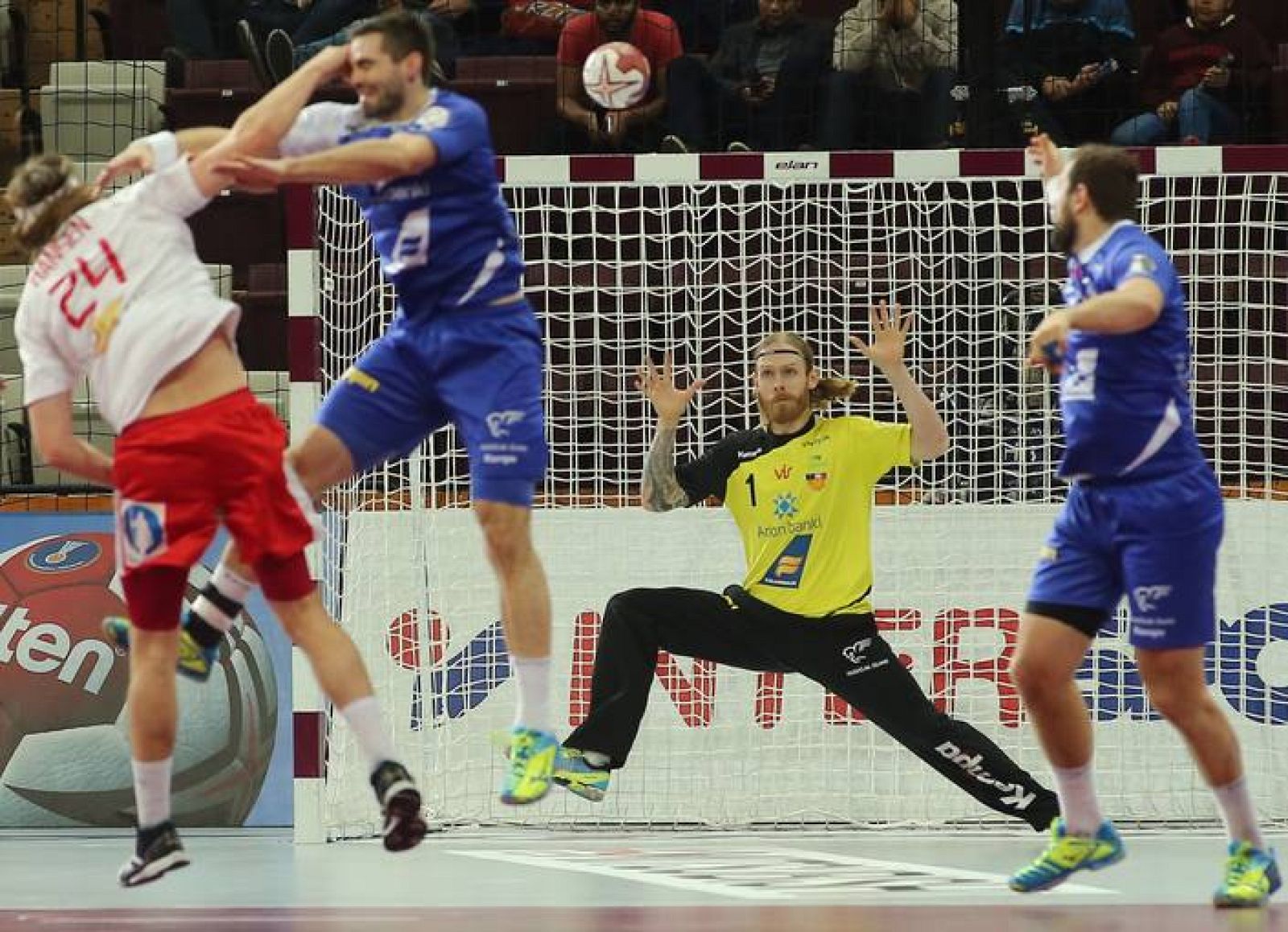 Un momento del partido Dinamarca - Islandia