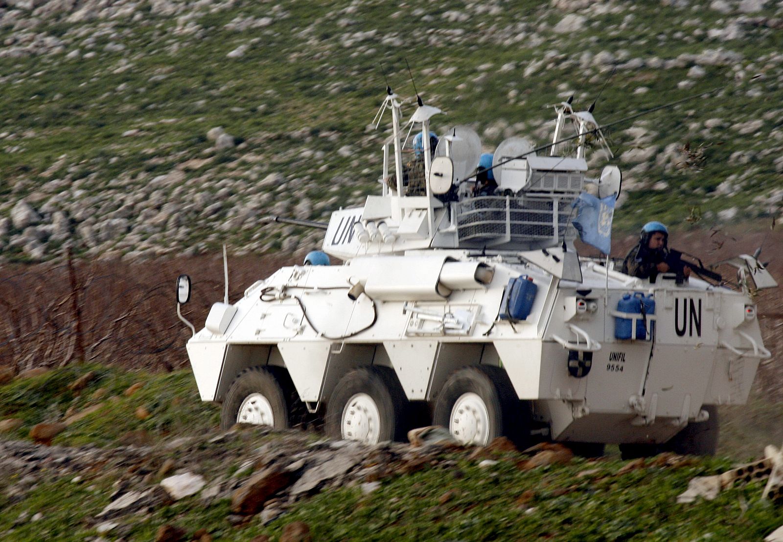 Un soldado español de la ONU ha muerto en el Líbano poco después de que fuera bombardeada la zona de Abbasieh, al ser alcanzado por un proyectil israelí.