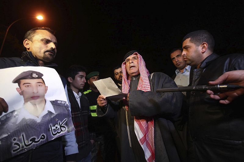 El padre del piloto jordano Muaz Kasasbeh pide al Gobierno jordano que satisfaga las demandas del EI para salvar a su hijo.