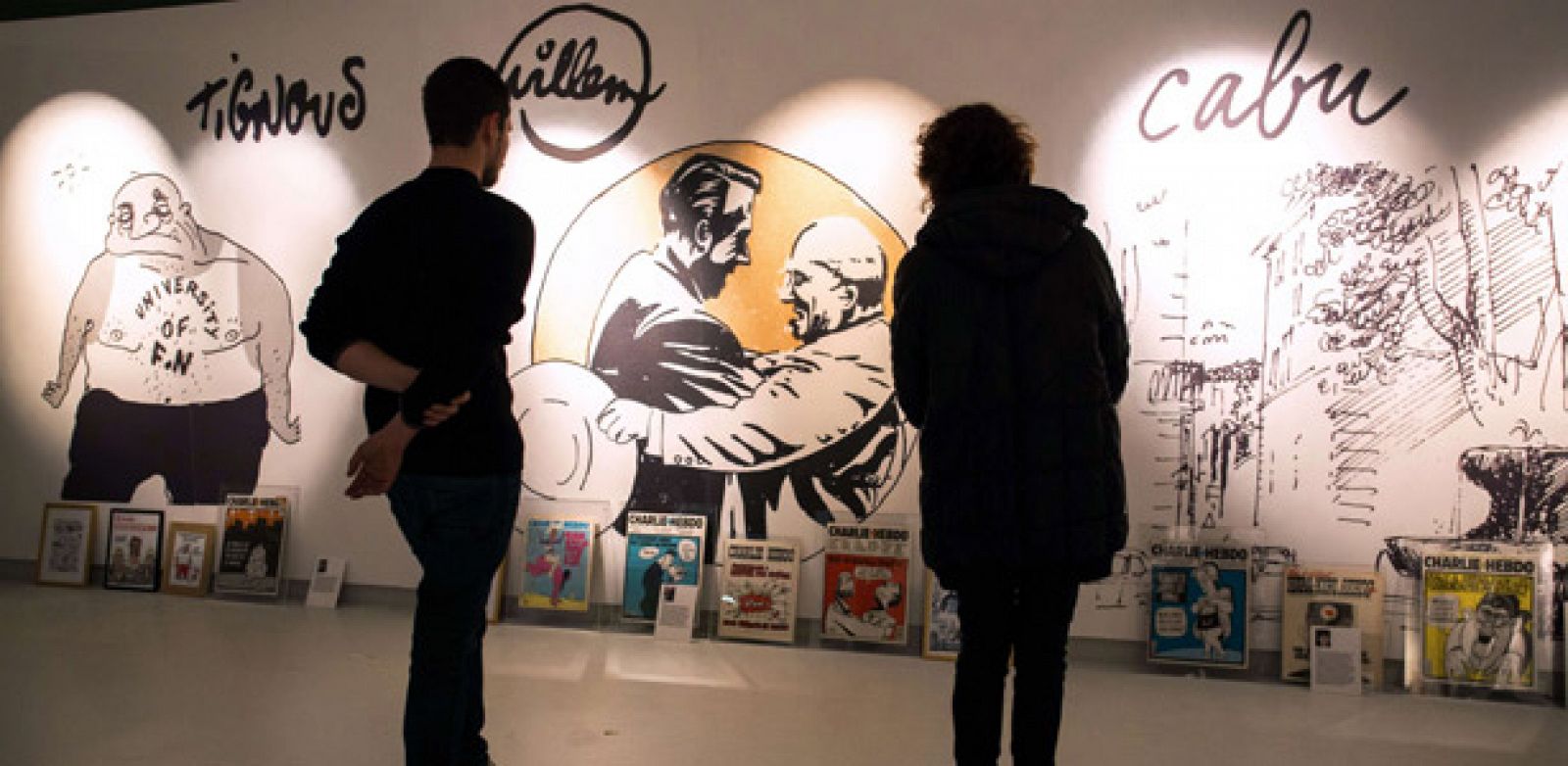 Dos personas visitan la exposición de 'Charlie Hebdo'