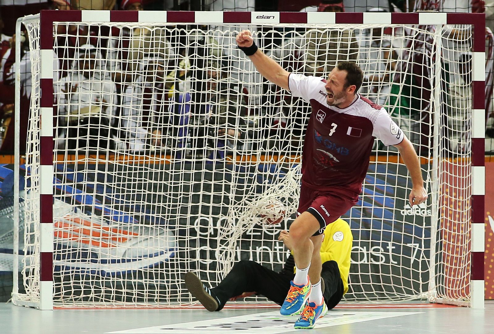 El catarí Bertrand Roine celebra un gol durante el partido.