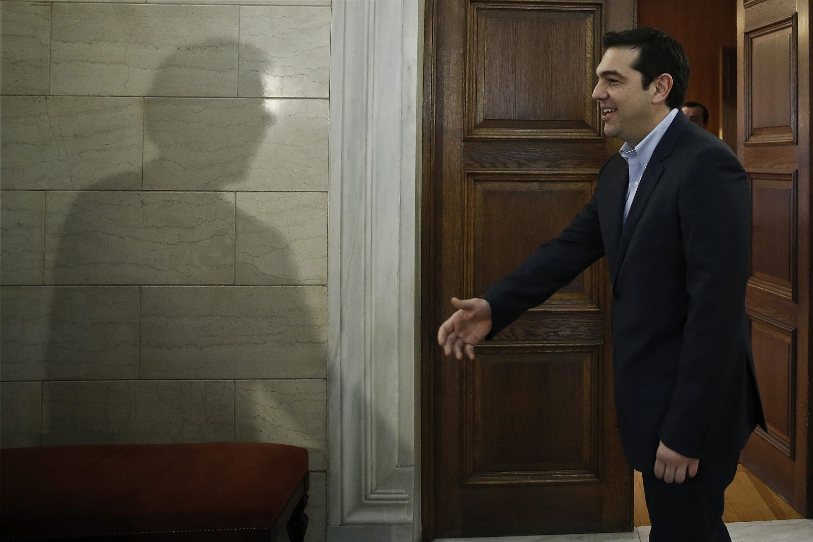 El primer ministro griego, Alexis Tsipras (dcha), recibe al presidente del Eurogrupo, Jeroen Dijsselbloem