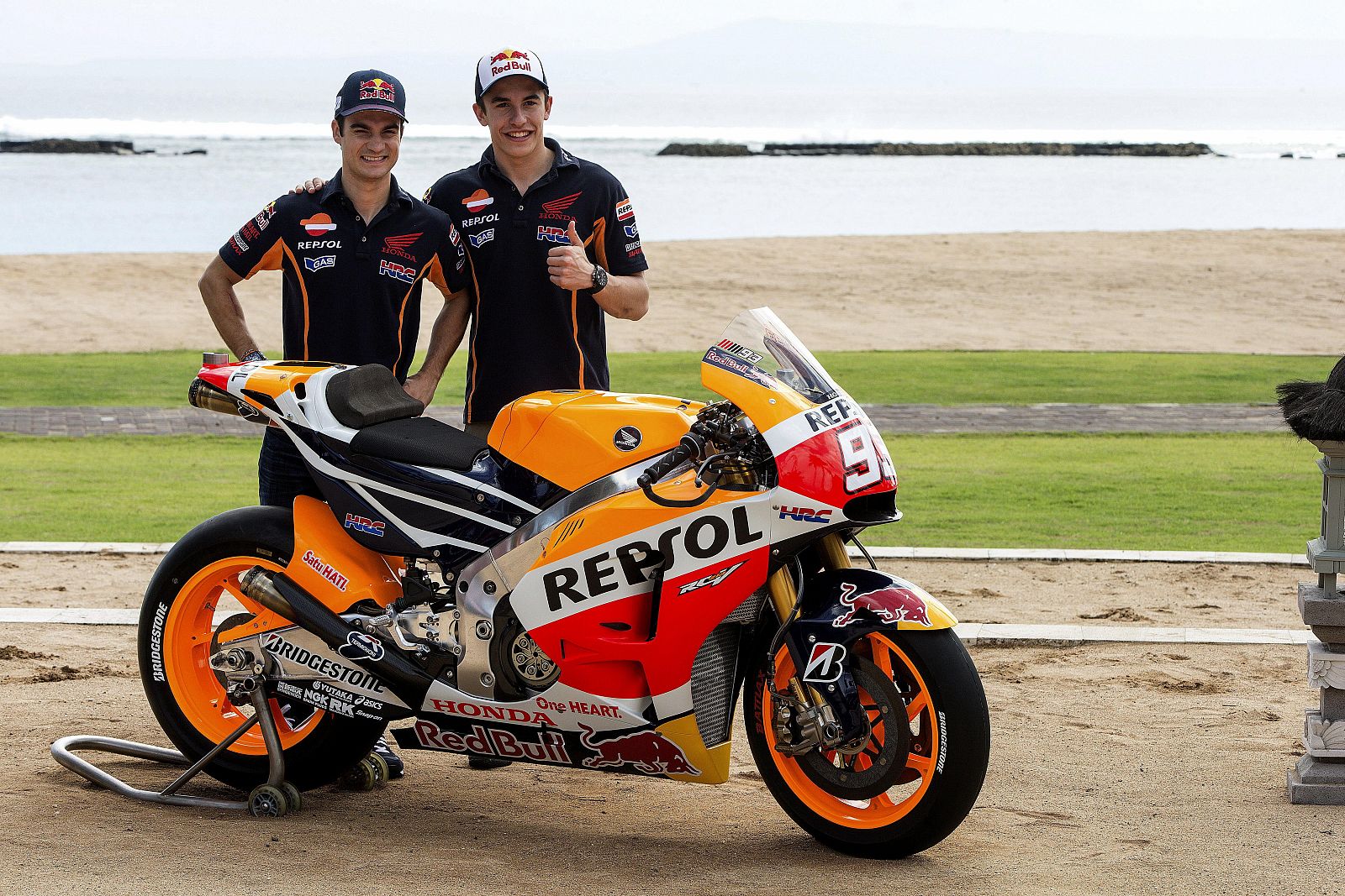 MARC MÁRQUEZ Y PEDROSA PRESENTAN EN BALI (INDONESIA) SUS MOTOS PARA 2015