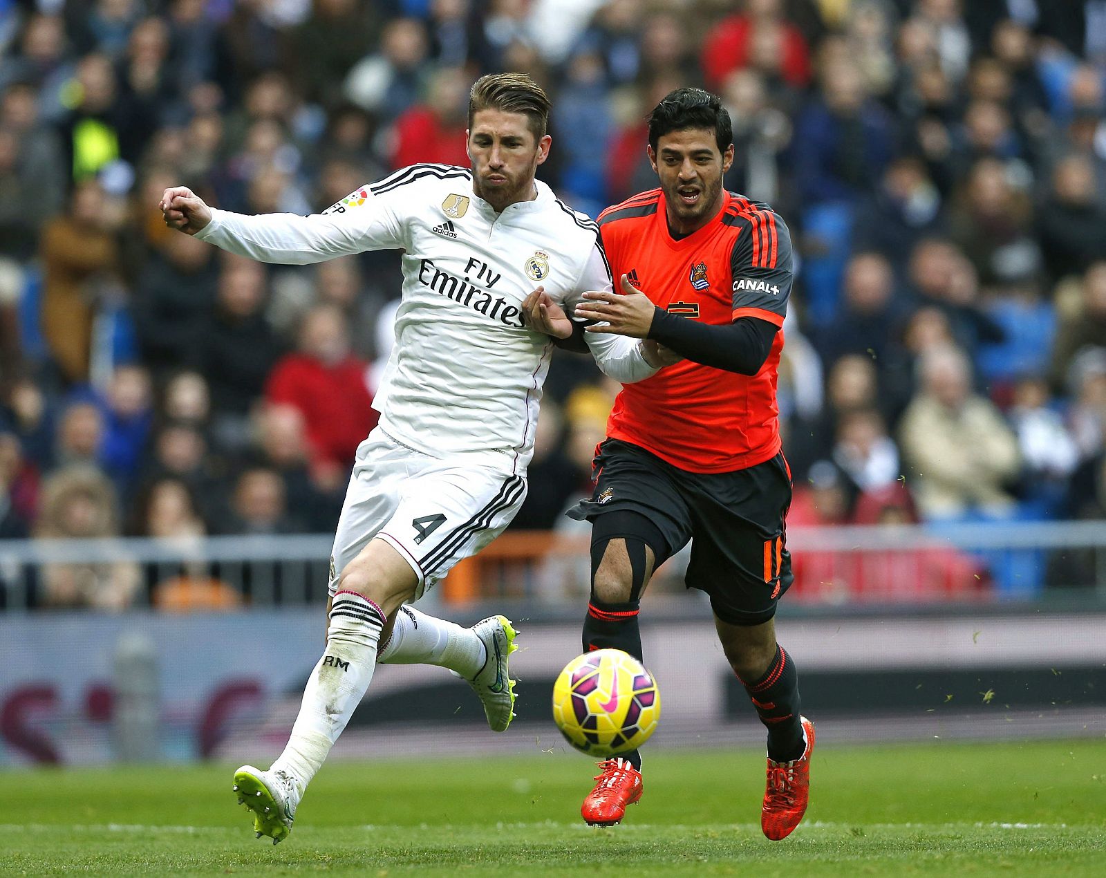 El delantero mexicano Carlos Vela (d), en el úñtimo partido de Liga ante el Madrid.