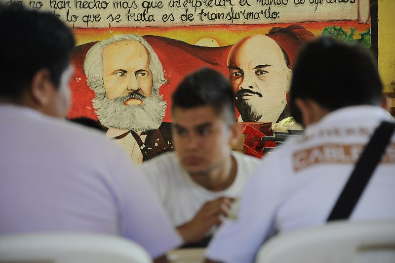 Estudiantes en el comedor de Ayotzinapa.