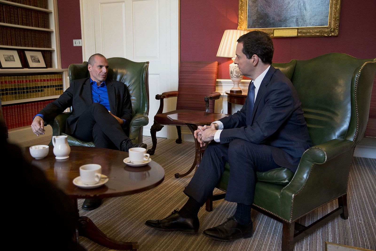 El ministro de Finanzas británico, George Osborne, junto al ministro de Finanzas griego, Yanis Varoufakis