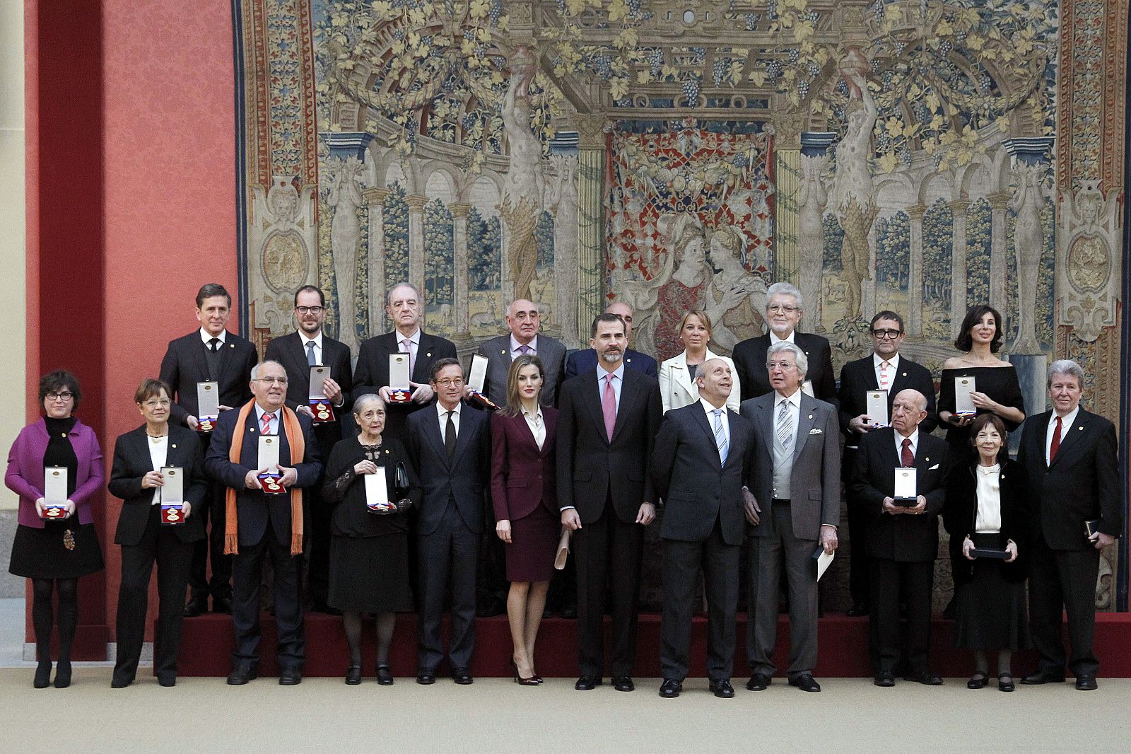 Los Reyes don Felipe y doña Letizia, posan con los galardonados durante la ceremonia de entrega de las Medallas de Oro al Mérito en las Bellas Artes