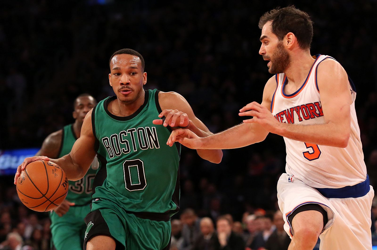 Calderón defiende a Avery Bradley.