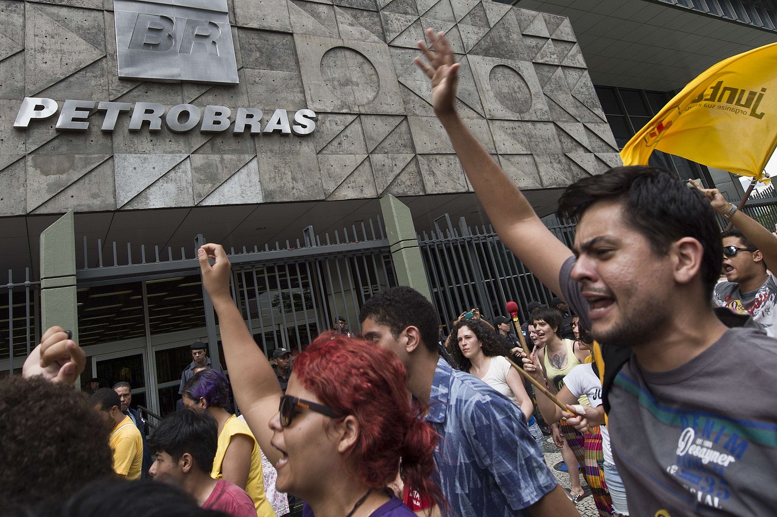 Protesta de los trabajadores de Petrobras ante la sede de Río de Janeiro
