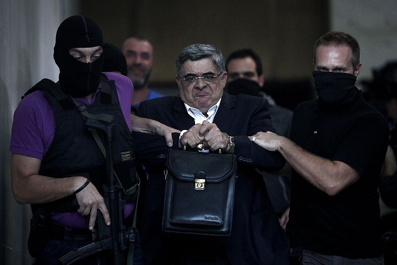 Una imagen de archivo de 2013 en la que el líder del partido neonazi Amanecer Dorado, Nikos Michaloliakos, es conducido esposadoa la sede de la policía en Atenas.