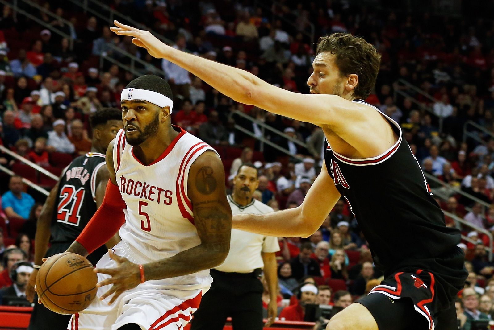 Gasol defiende a Josh Smith.