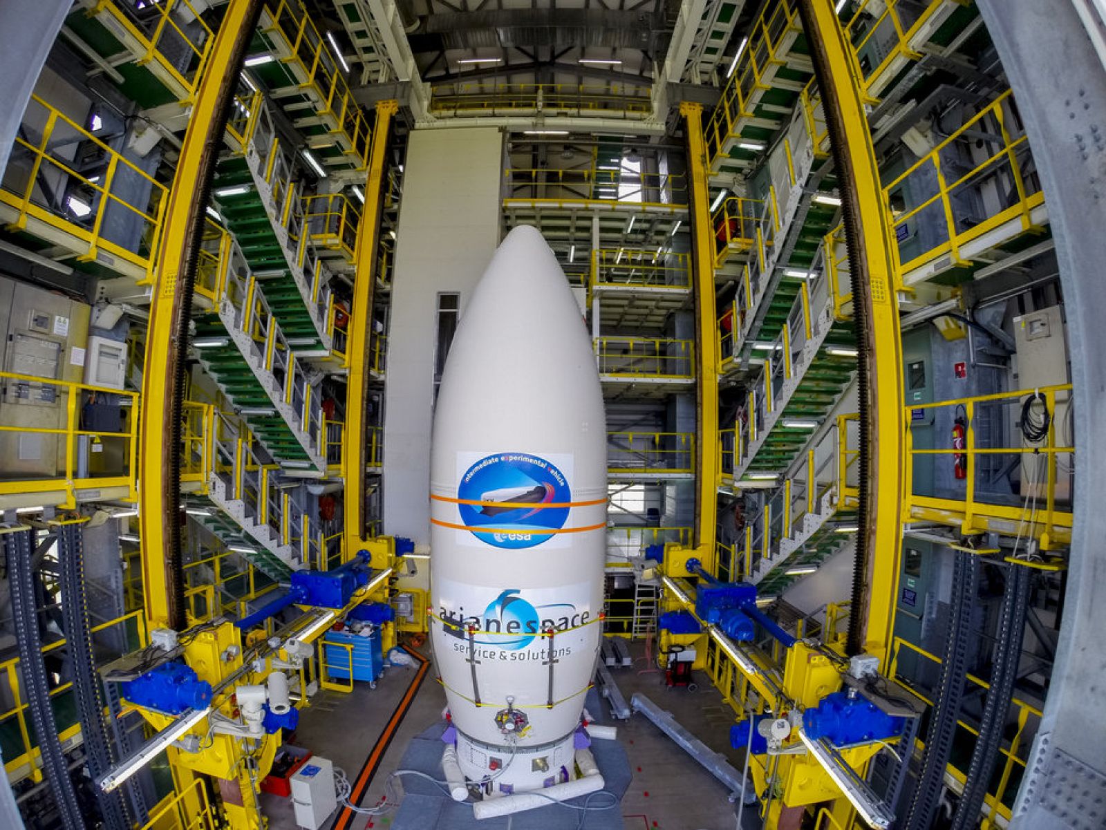 El cohete Vega con la nave IXV, lista para su lanzamiento desde Korou (Guayana Francesa).