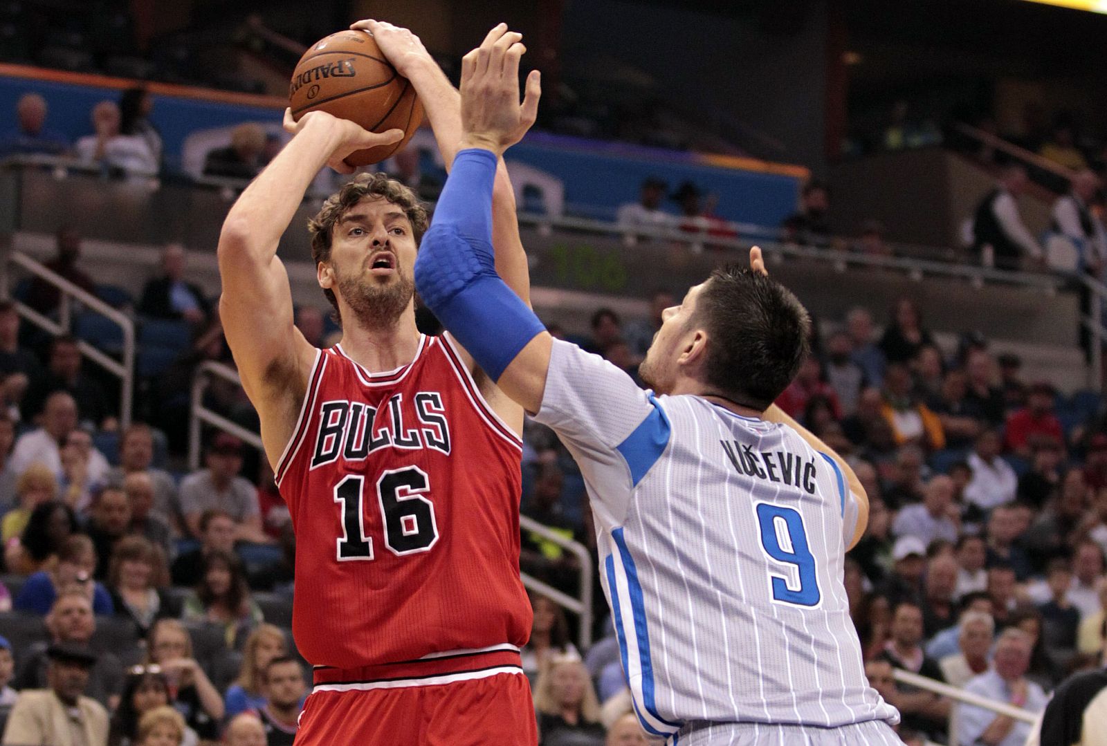 Pau Gasol tira a canasta ante la defensa de Vucevic.