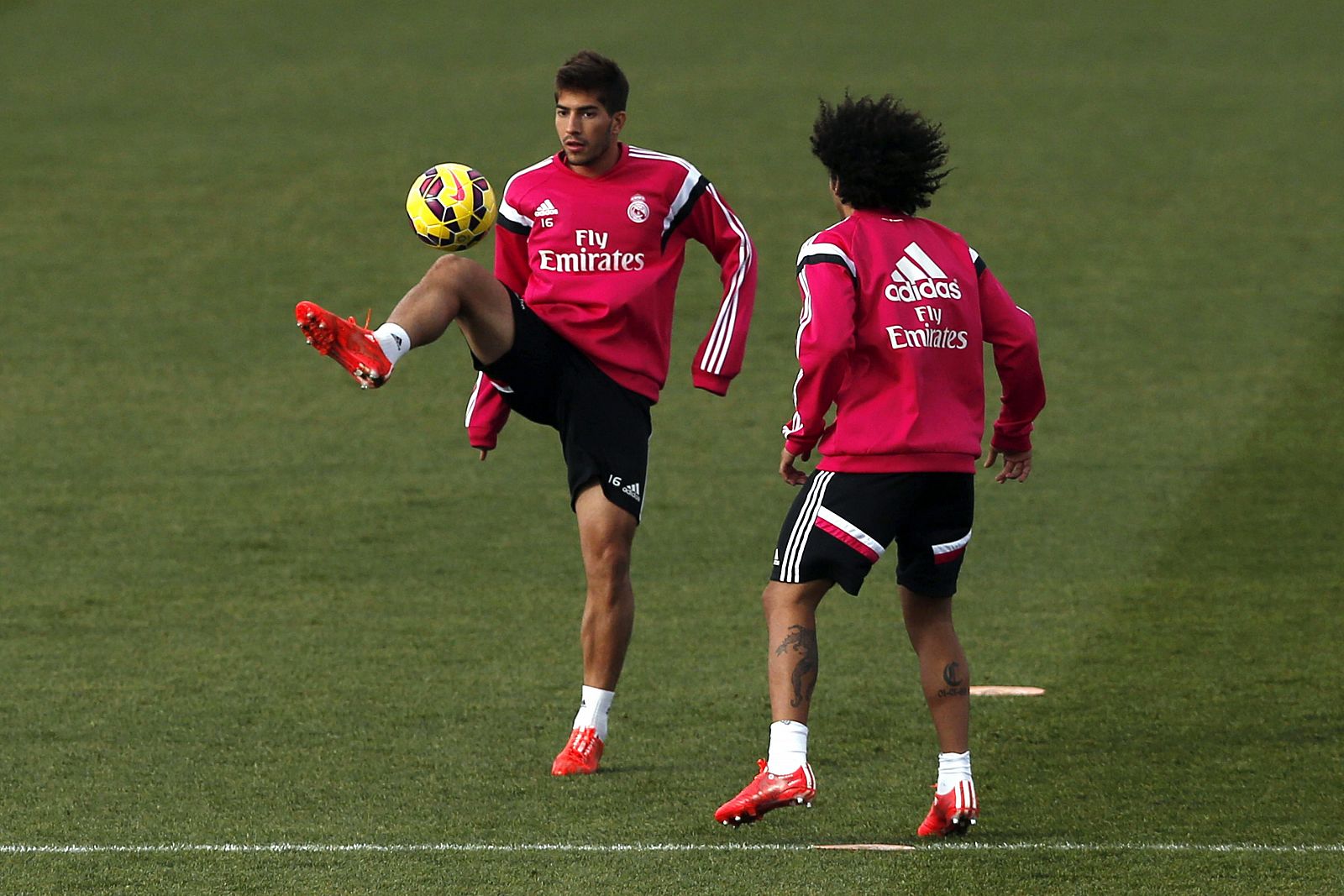 Lucas Silva, en un entrenamiento del Madrid junto a Marcelo.