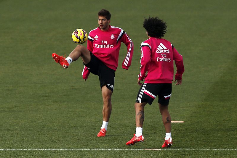 Lucas Silva, en un entrenamiento del Madrid junto a Marcelo.