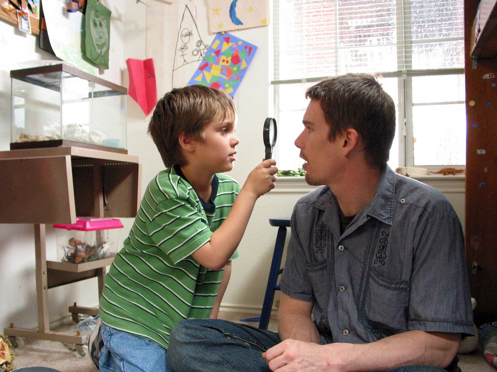 Una escena de 'Boyhood' con Ethan Hawke y Ellar Coltrane de niño.