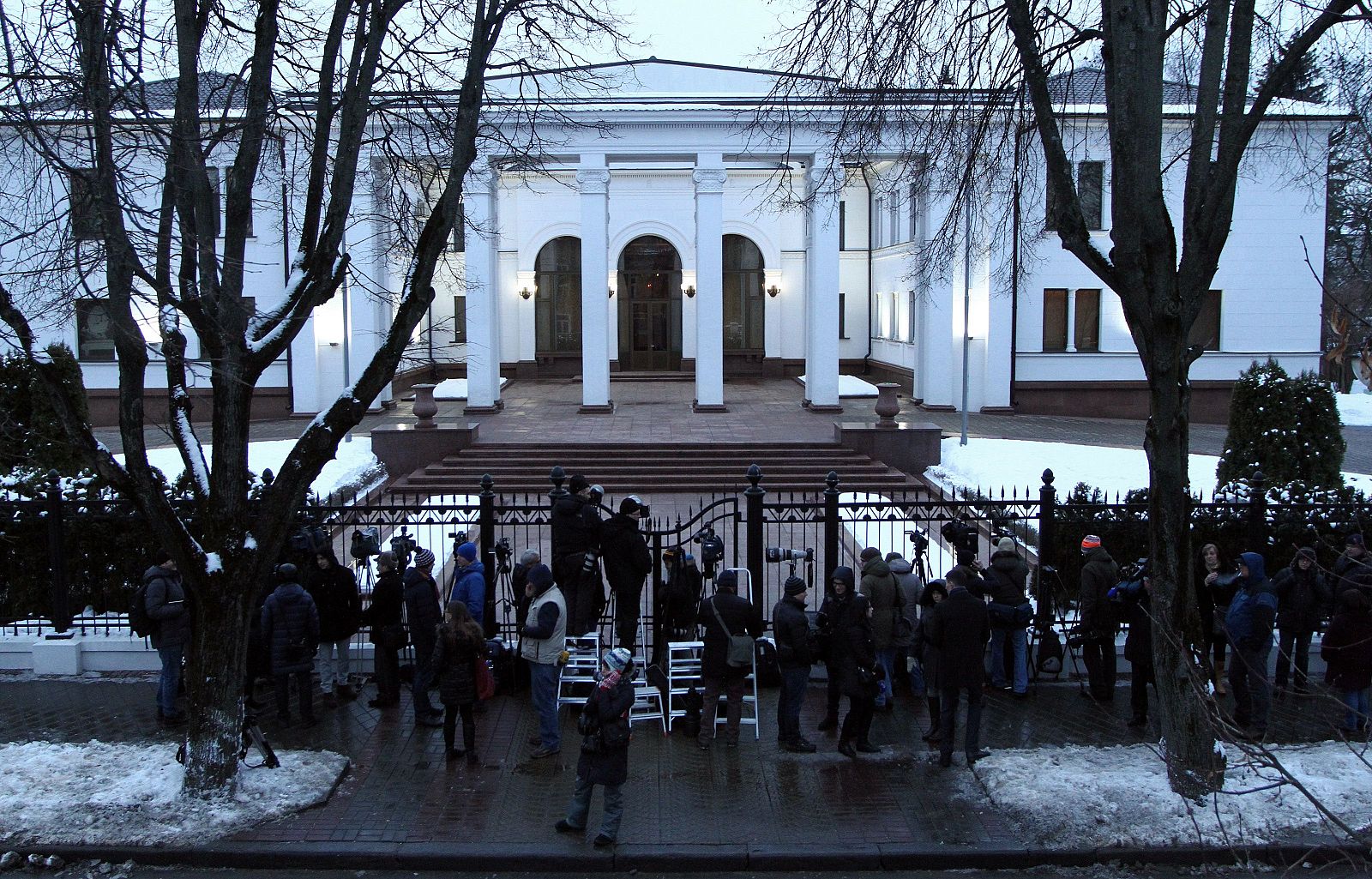 Medios de comunicación frente al palacio presidencial en Minsk donde han comenzado las conversaciones