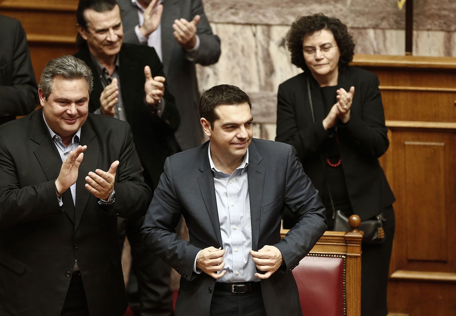 EL primer ministro de Grecia, Alexis Tsipras, recibe los aplausos tras la votación de la moción de confianza de su plan de Gobierno en el Parlamento de Atenas.