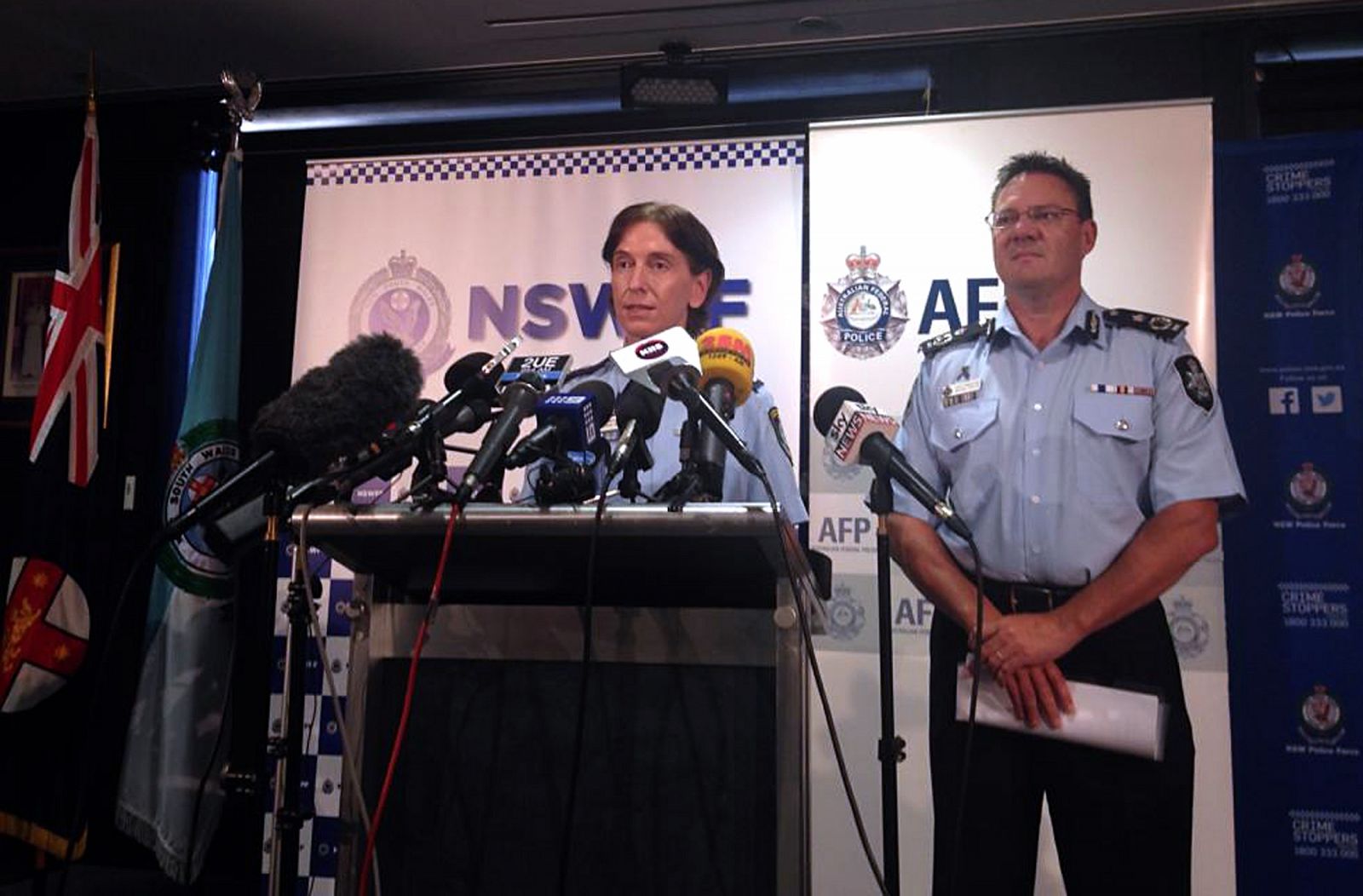 El vicecomisionado de la Policía Federal Australiana, Michael Phelanuth , escucha a su homóloga en Nueva Gales del Sur, Catherine Burn, en una rueda de prensa sobre las detenciones en Sidney.