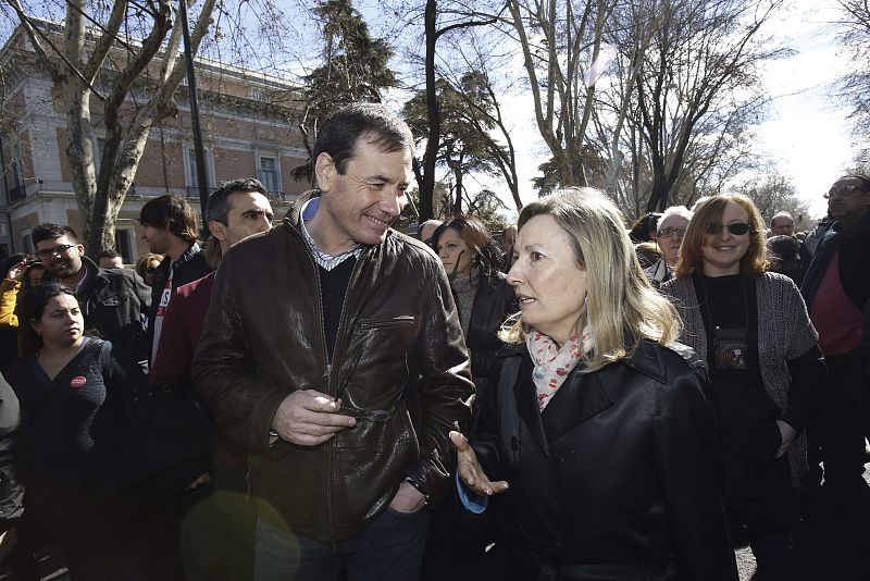 Amparo Valcarce (d) y Tomás Gómez en la marea blanca de este domingo
