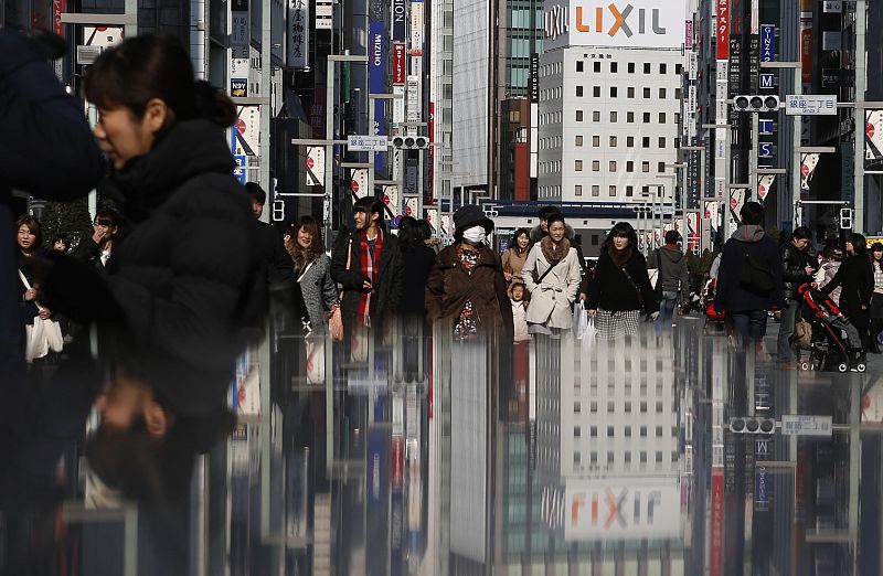 Transeúntes en una de las calles del barrio comercial de Tokio