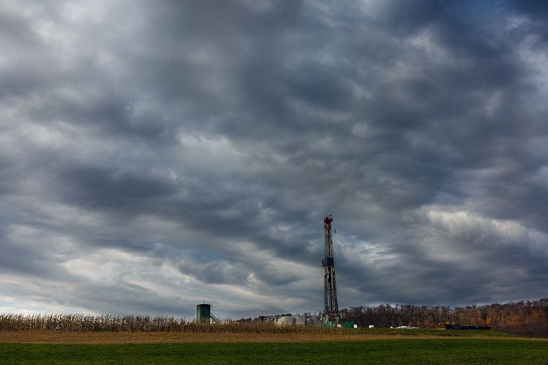 Pozo de extracción junto a la granja de Jim, un hombre que malvivía con su granja de vacas y que hoy es multimillonario gracias a que ha alquilado su terreno. 