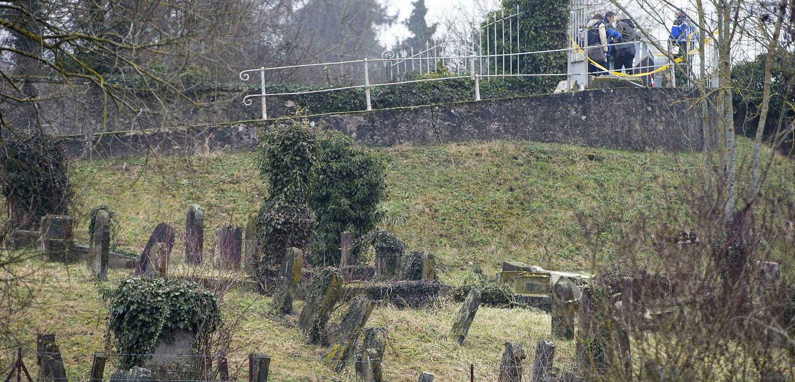 CINCO MENORES DETENIDOS POR LA PROFANACIÓN DE UN CEMENTERIO JUDÍO EN FRANCIA