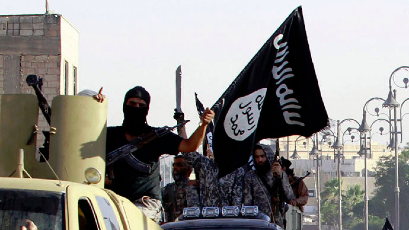 Fotografía de archivo de un miliciano yihadista blandiendo una bandera del Estado Islámico