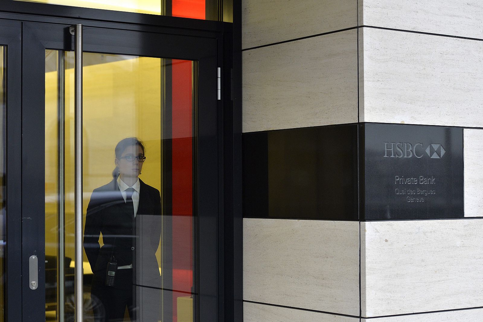 Una guardia de seguridad vigila el acceso a las oficinas del HSBC en Ginebra