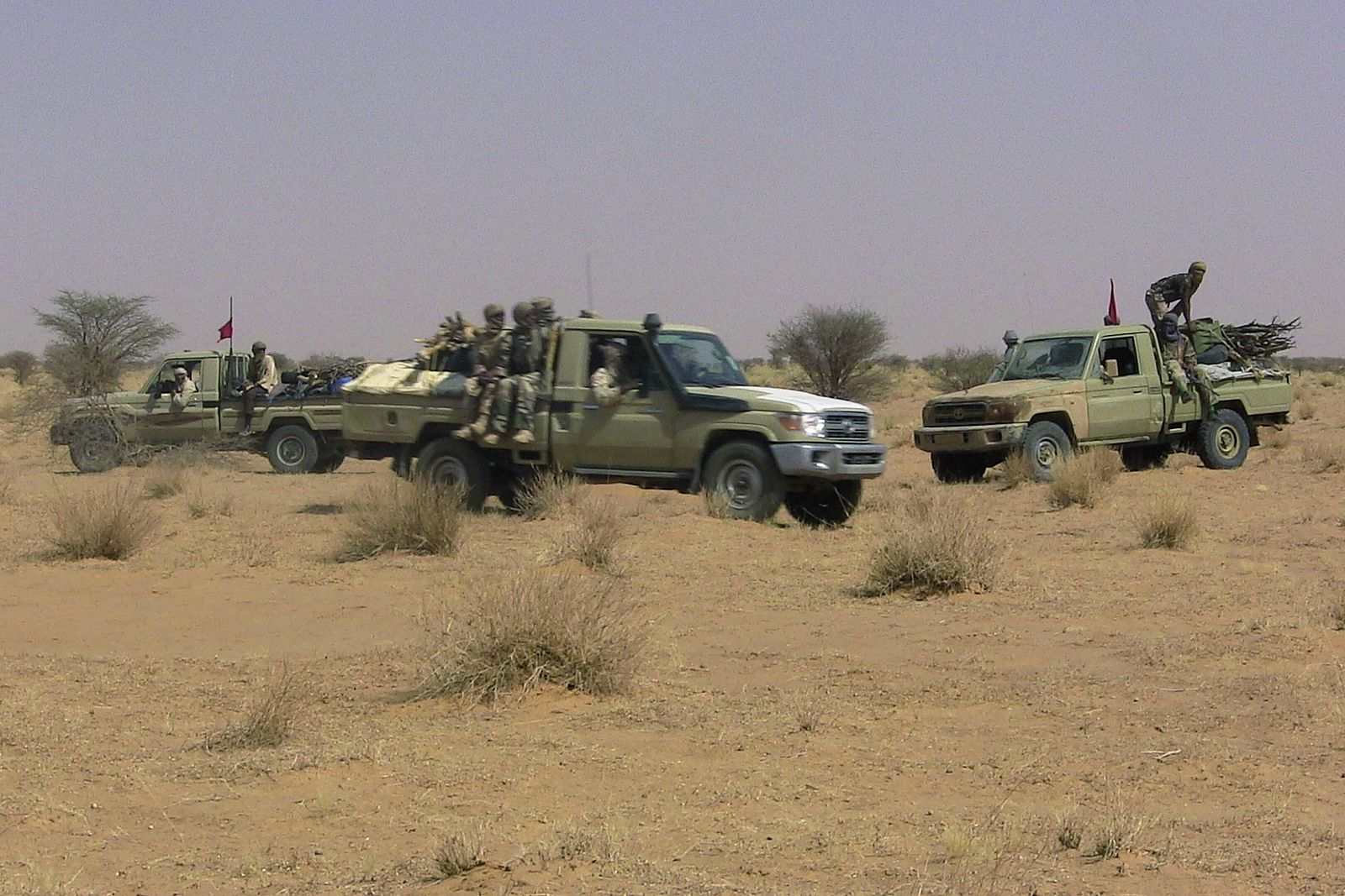 Rebeldes tuaregs sobre un vehículo en el desértico norte de Mali