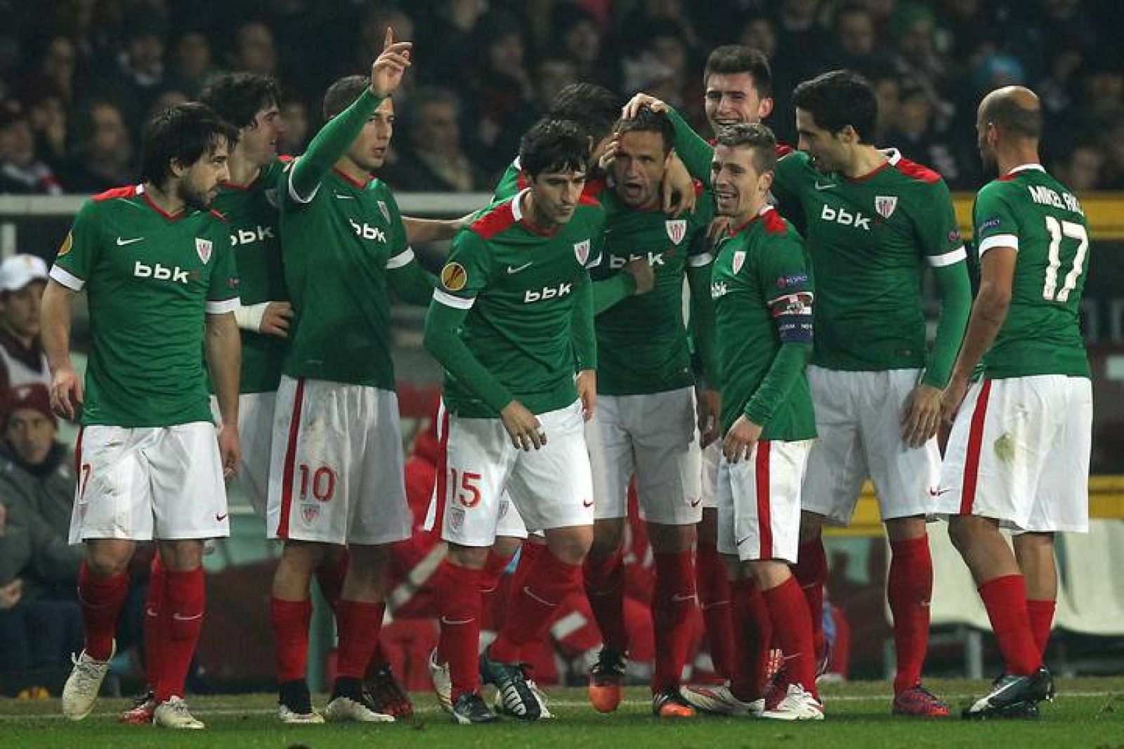 Los jugadores del Athletic celebran el gol de Gurpegui.