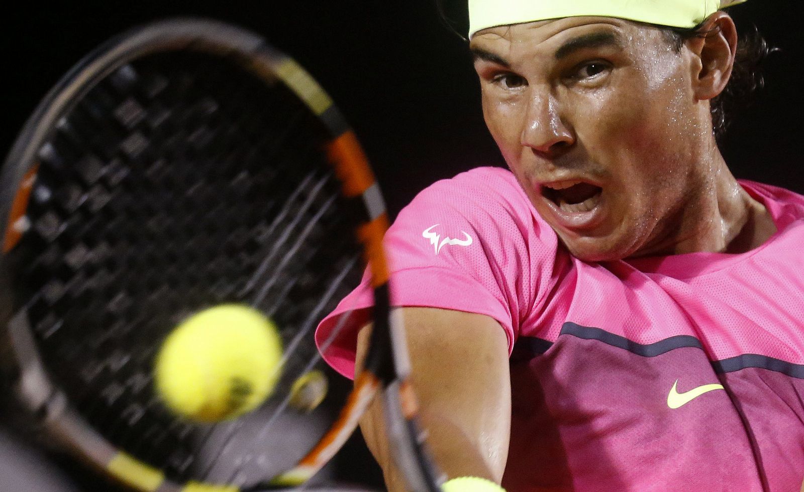 Rafa Nadal le devuelve la bola al también español Pablo Carreño en el cruce de octavos del abierto de tenis masculino de Río de Janeiro.