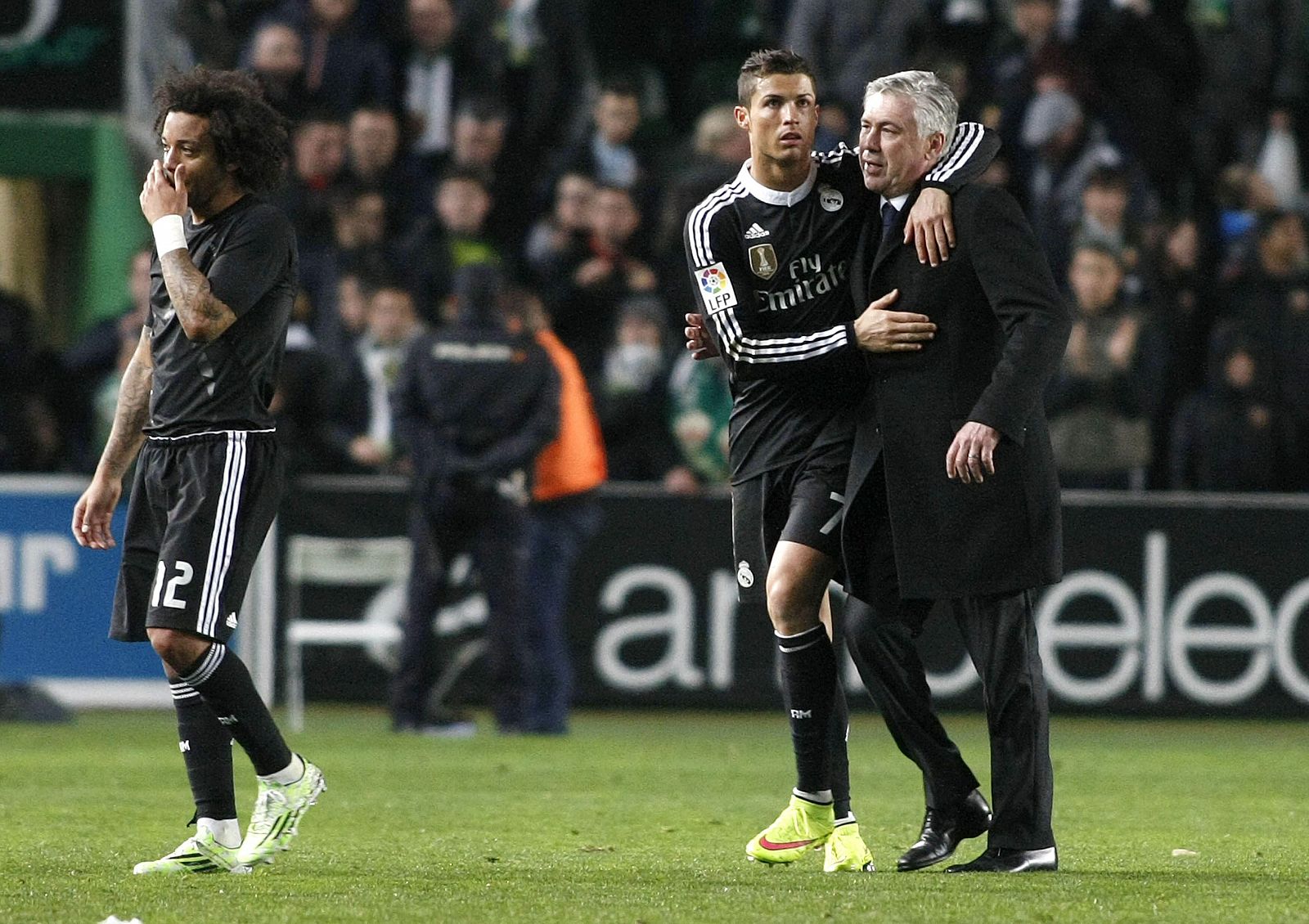 El entrenador del Madrid, Carlo Ancelotti, felicita a Cristiano Ronaldo en Elche