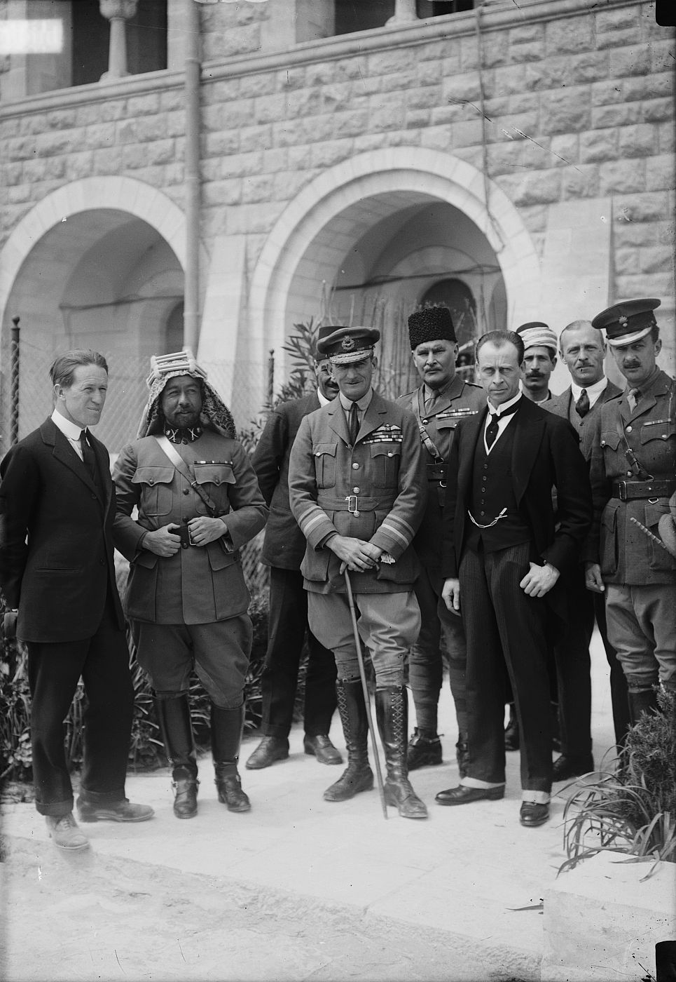 Llegada a una conferencia en El Cairo de representantes ingleses, árabes y judíos