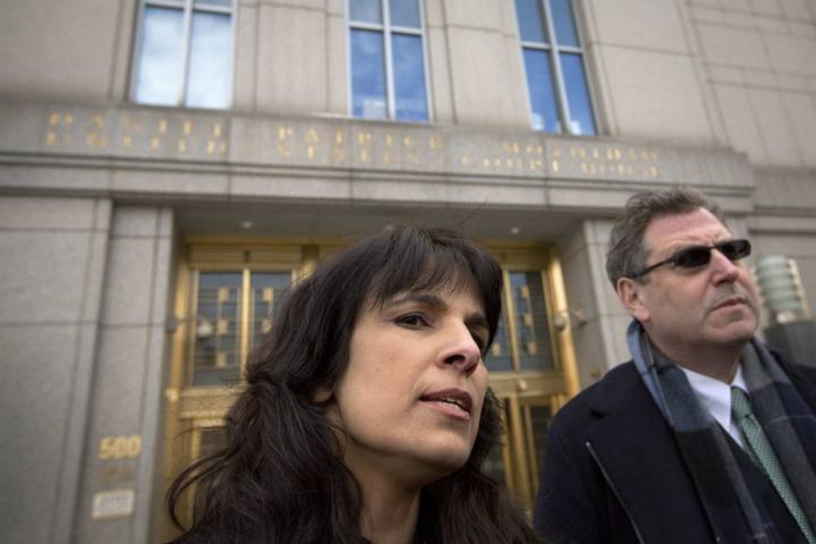 Nitsana Darshan-Leitner, abogada de las familias que han denunciado a la OLP por los atentados en Jerusalén, habla al salir del juzgado en Nueva York