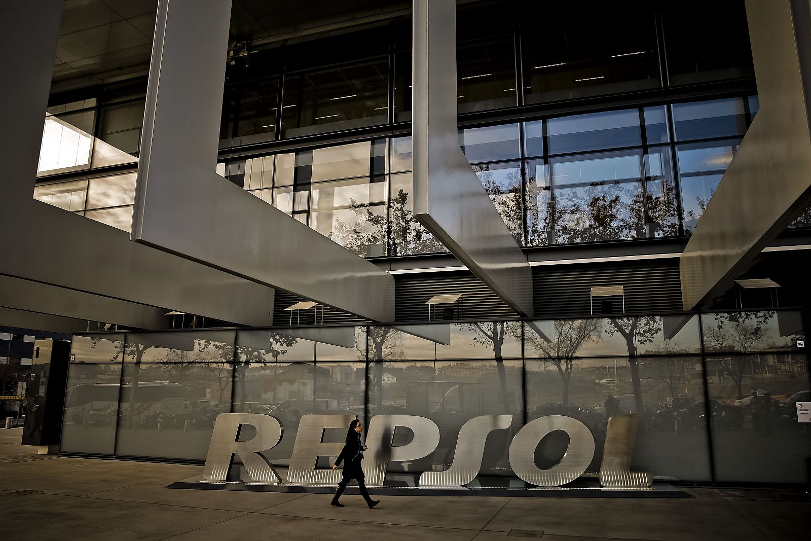 Entrada al Campus de Repsol en Madrid